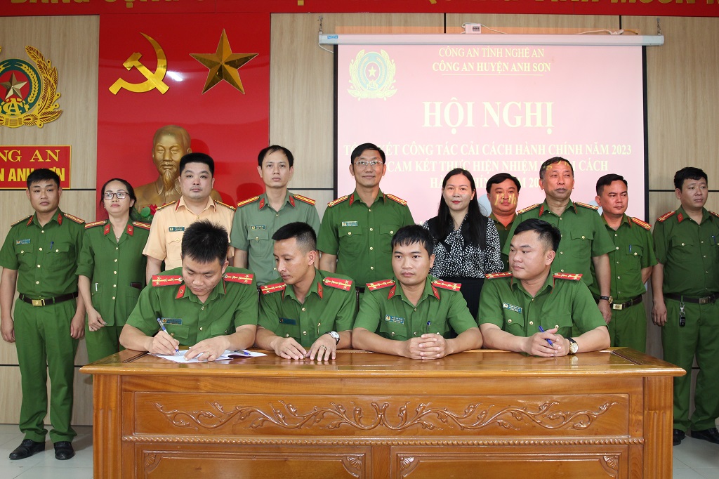 Công an huyện Anh Sơn ký cam kết thực hiện nhiệm vụ CCHC năm 2024