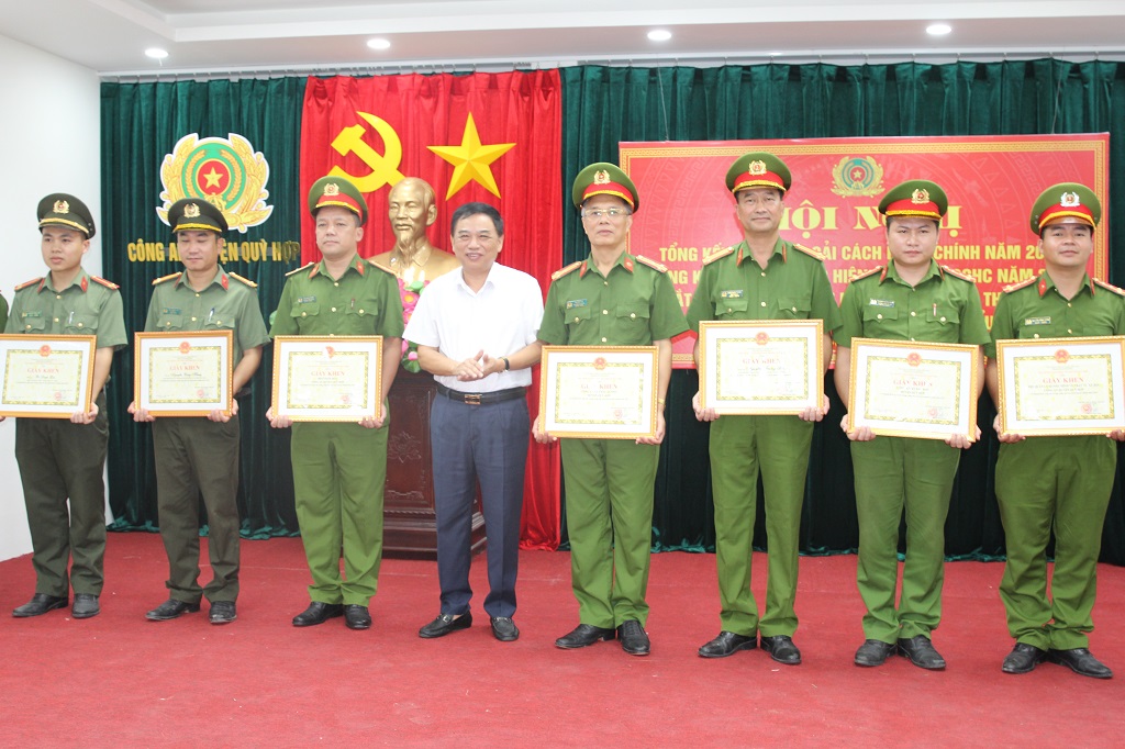 Khen thưởng tập thể, cá nhân Công an huyện Quỳ Hợp có thành tích xuất sắc trong công tác CCHC