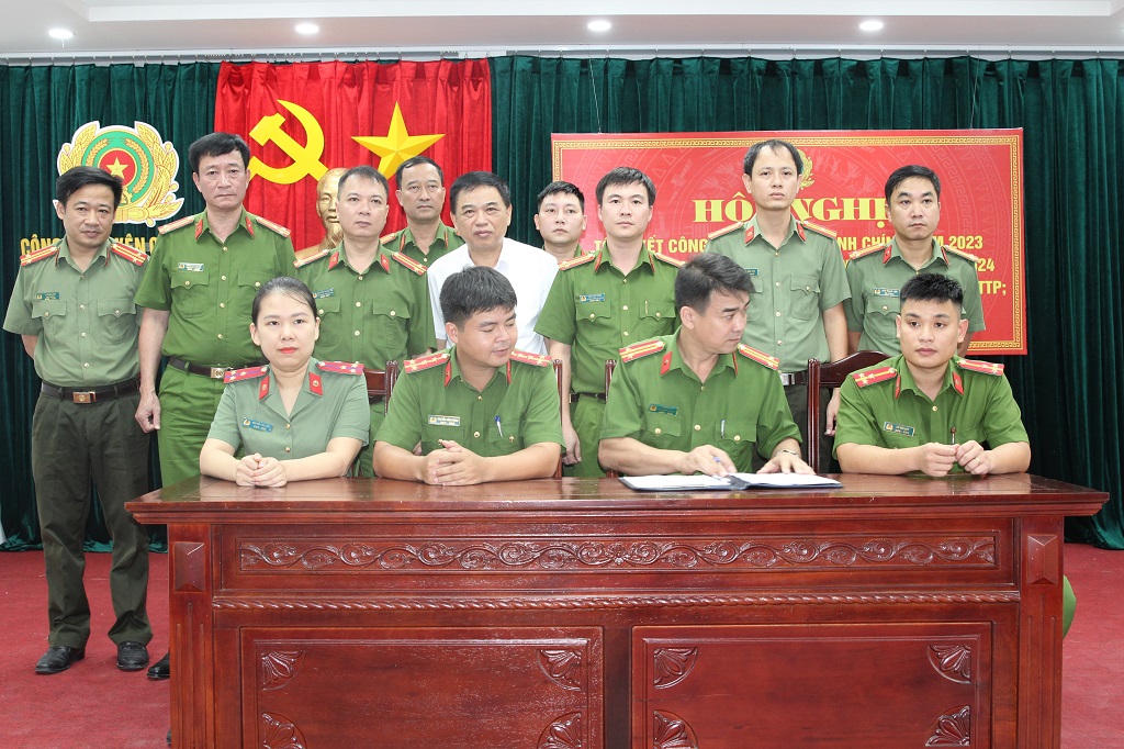 Công an huyện Quỳ Hợp ký cam kết thực hiện nhiệm vụ CCHC năm 2024