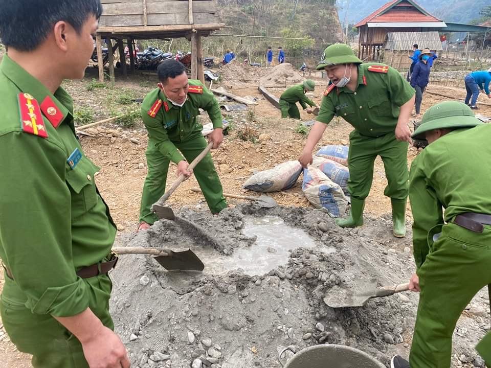 Công an Nghệ An cùng cả hệ thống chính trị, đoàn thể xã hội “tốc lực”tham gia chiến dịch xóa nhà dột nát, tạm bợ, vận chuyển nguyên vật liệu, san nền, làm móng để xây dựng nhà “3 cứng”