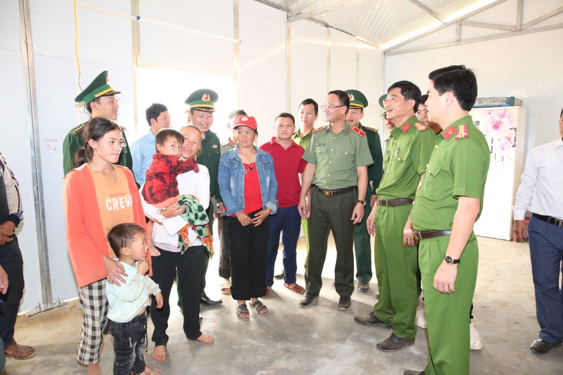 Lãnh đạo Bộ Công an, tỉnh Nghệ An, Công an Nghệ An chung vui với bà con dân bản trong ngôi nhà mới