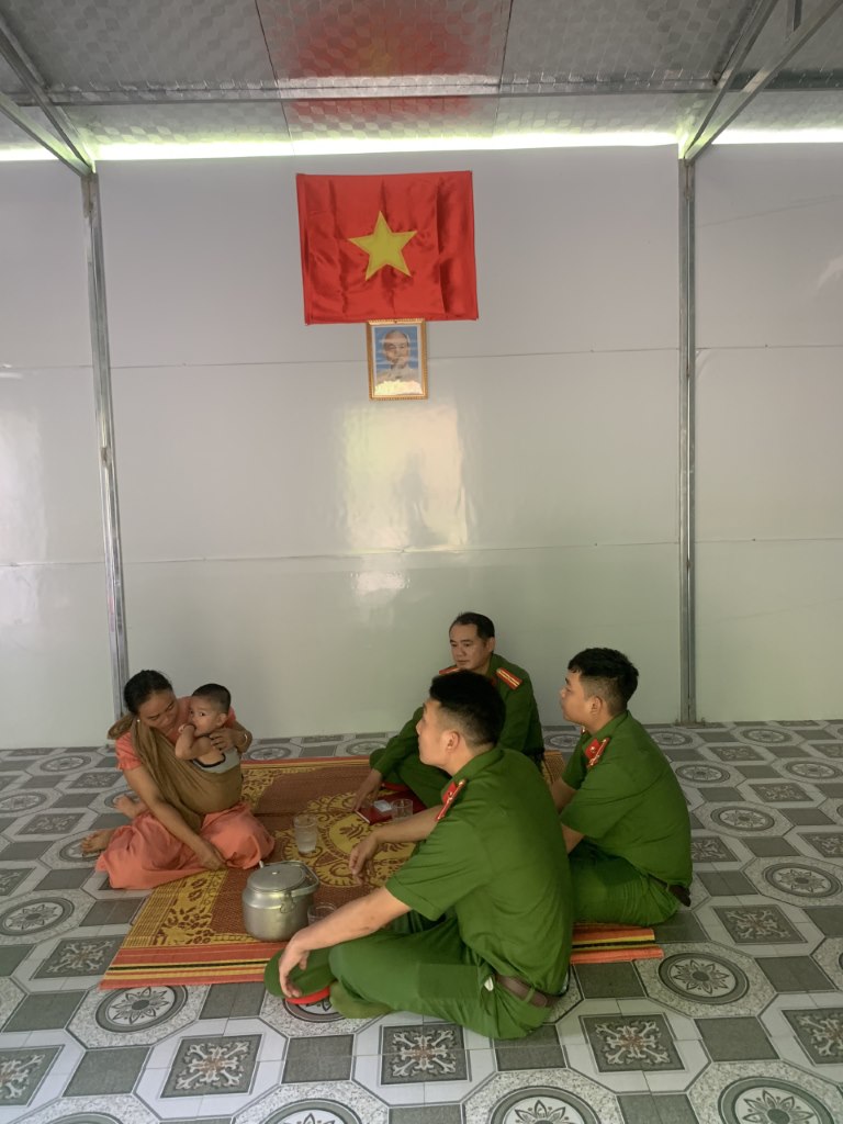 Lá cờ Tổ quốc và ảnh Bác Hồ luôn là biểu tượng thiêng liêng trong những ngôi nhà “ý Đảng, lòng dân” nơi rẻo cao biên giới Nghệ An 