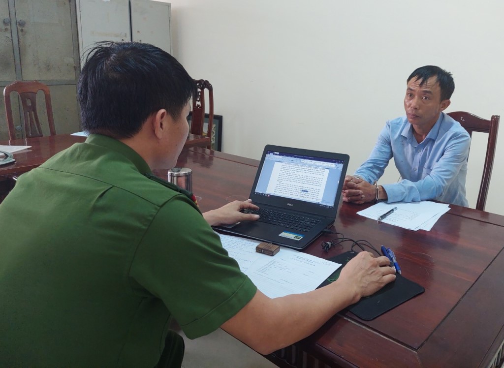 Cán bộ Phòng Cảnh sát ĐTTP về ma túy lấy lời khai đối tượng Vũ Văn Đảng