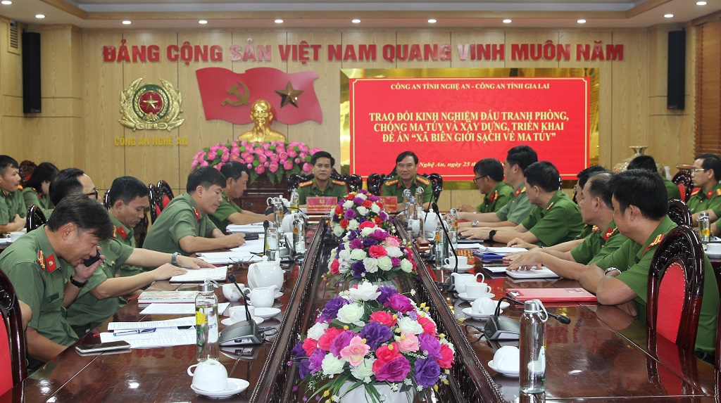 Quang cảnh buổi làm việc