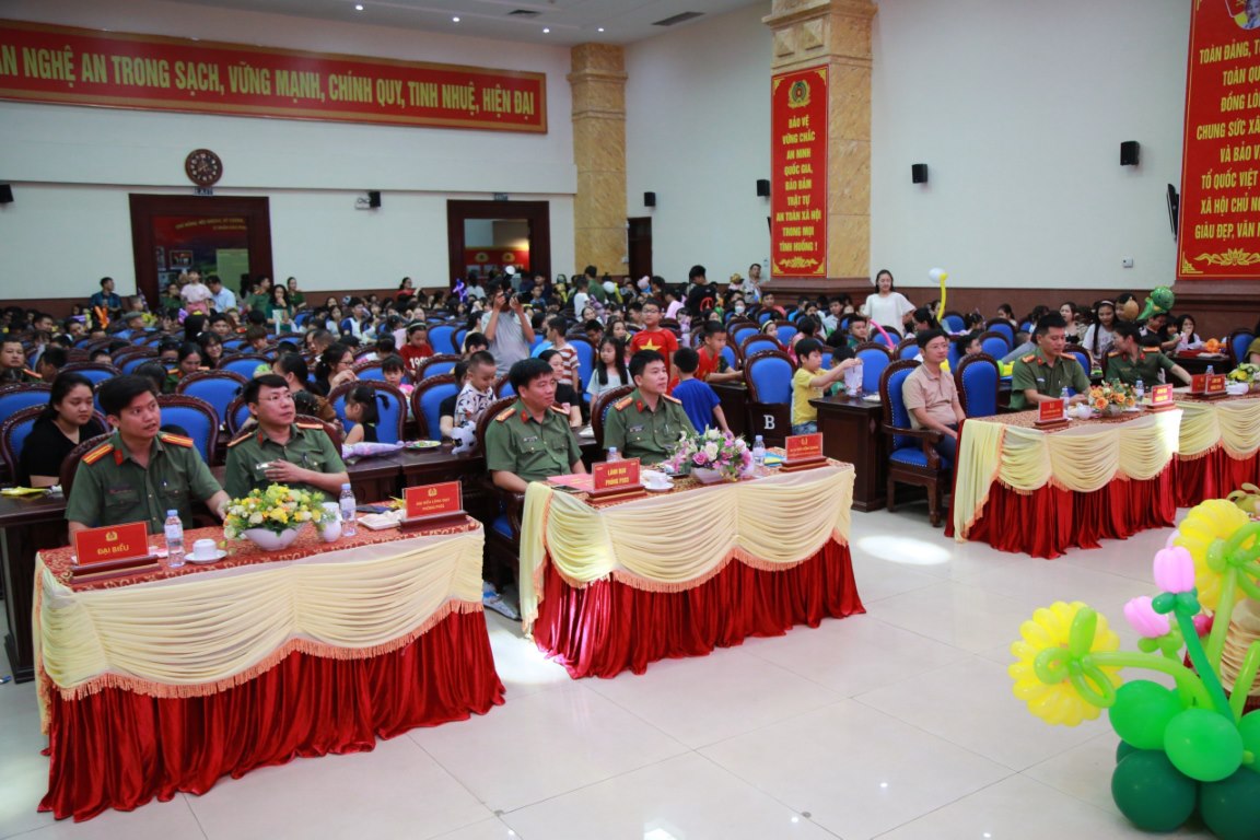 Rất đông các em thiếu nhi và gia đình tham gia đêm hội