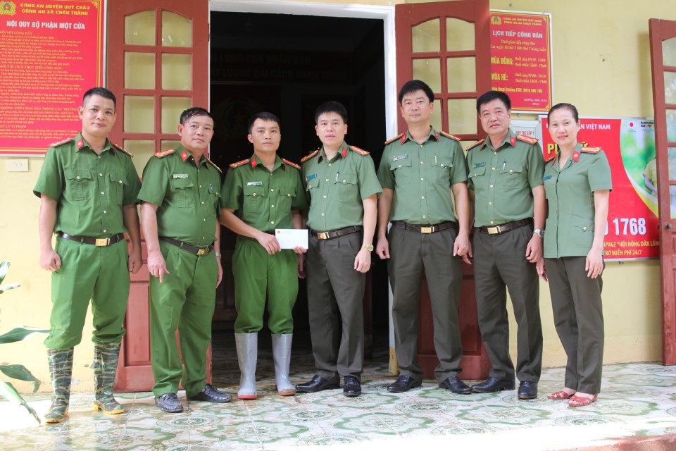 Trao tặng quà Công an xã Châu Thắng. 