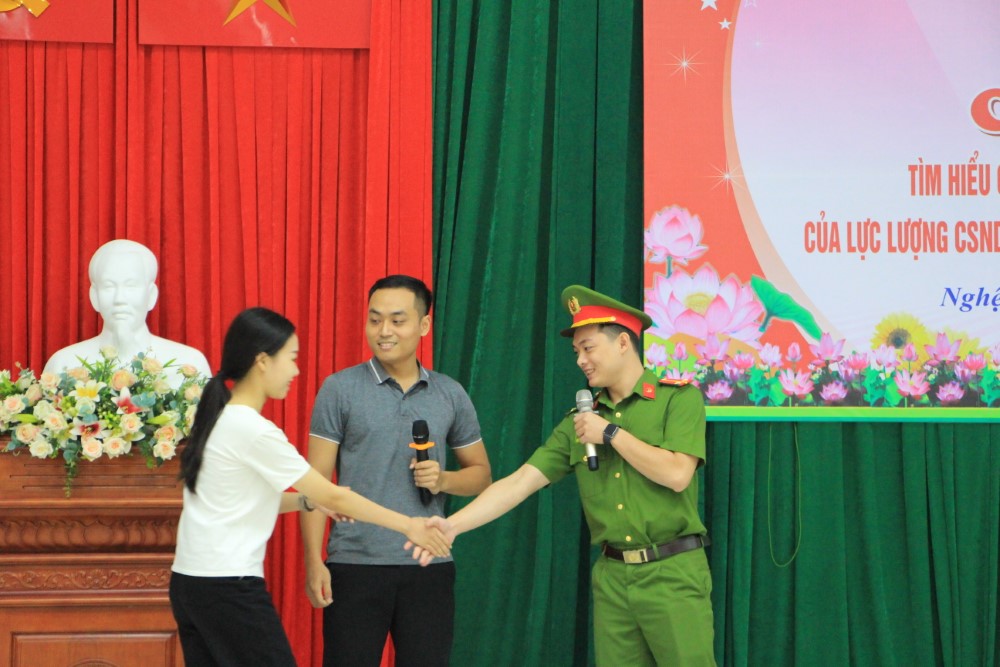 Các phần thi được sân khấu hoá, tạo không khí sôi nổi, lôi cuốn
