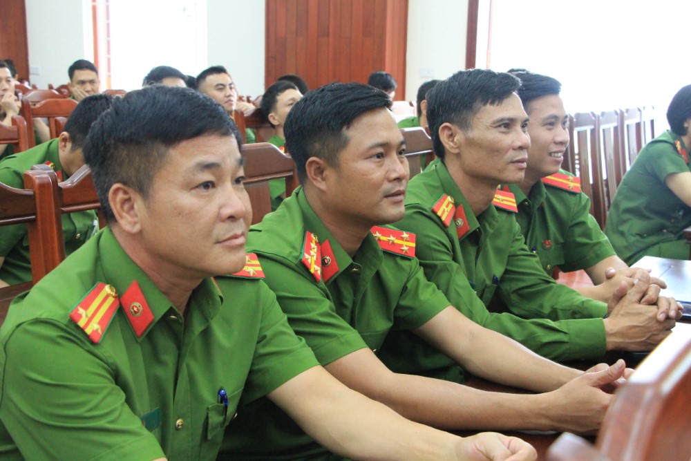Cán bộ, chiến sỹ tham gia cỗ vũ nhiệt tình cho Hội thi.