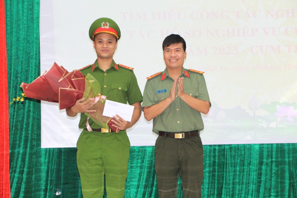 Trao thưởng cho cá nhân có thành tích xuất sắc trong hội thị.