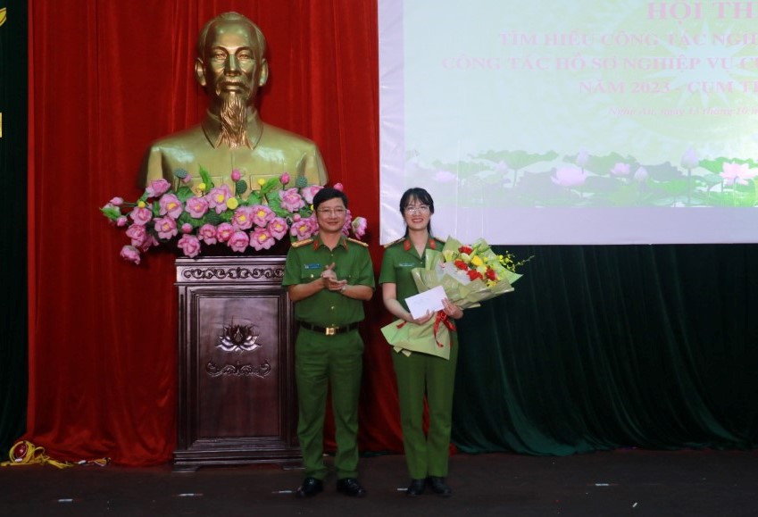 Trao thưởng cho cá nhân có thành tích xuất sắc trong cuộc thi