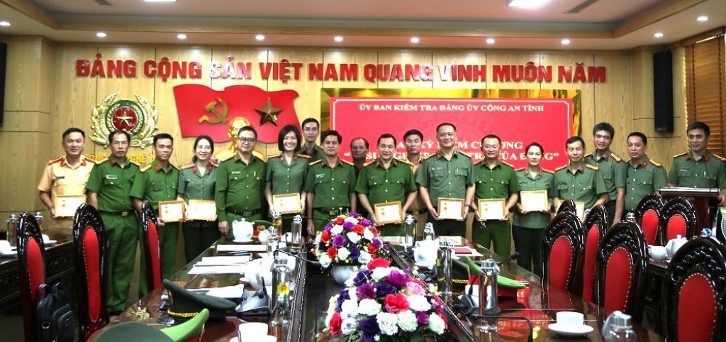 Các đại biểu chụp ảnh lưu niệm