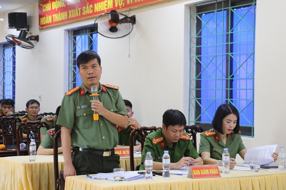 Đại diện Ban giám khảo nhận xét các câu trả lời của các đội thi