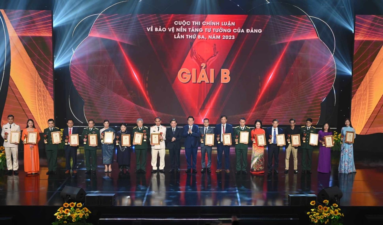 Đồng chí Thượng úy Trần Ngọc Tài, cán bộ Phòng An ninh nội địa đạt giải B (ngoài cùng bên phải)