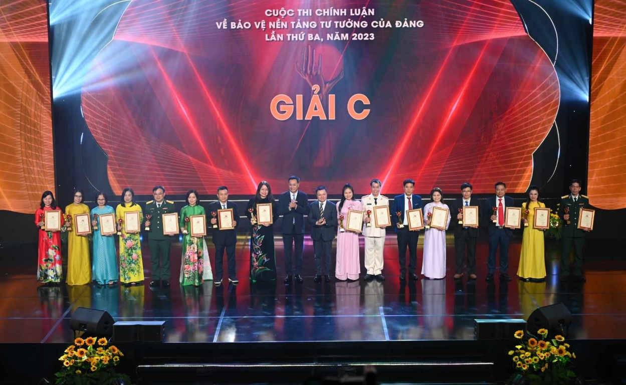 Đồng chí Đại úy Phạm Đức Thắng, Đội trưởng Đội An ninh, Công an huyện Đô Lương đạt giải C (thứ 7 từ trái sang)