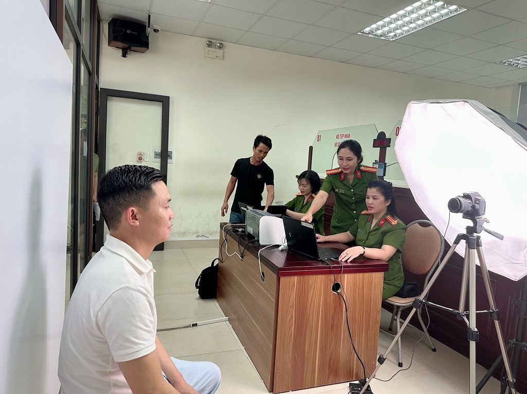 Thiếu tá Võ Thị Liên cùng CBCS đơn vị làm thủ tục cấp căn cước công dân cho người dân