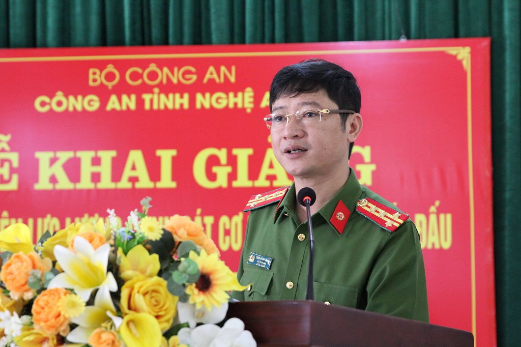 Đồng chí Đại tá Trần Ngọc Tuấn, Phó Giám đốc Công an tỉnh phát biểu tại Lễ khai giảng