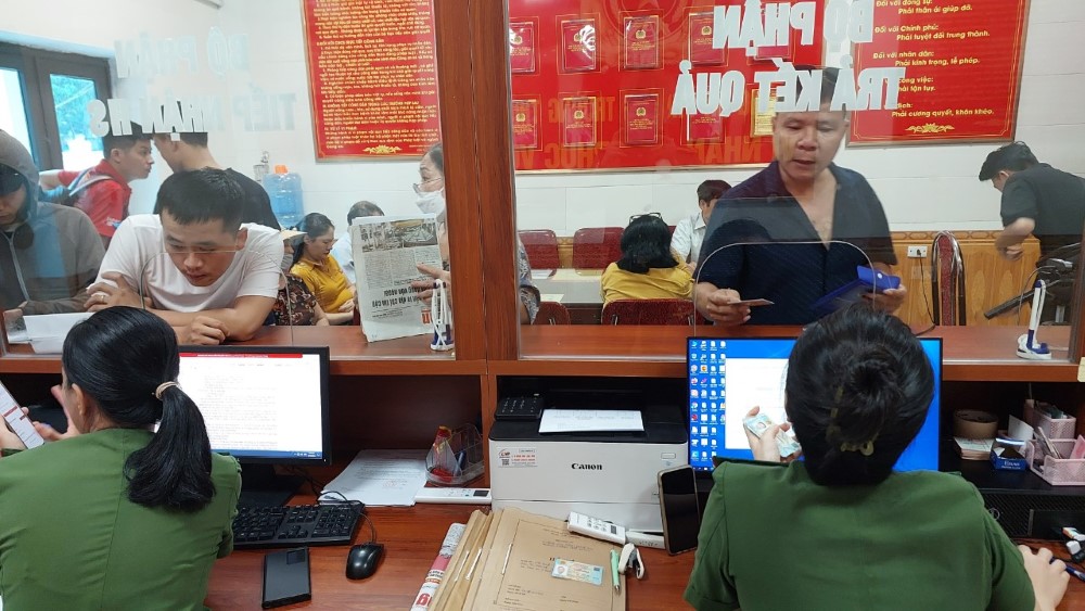 Công an phường Trường Thi, thành phố Vinh tiếp dân tại bộ phận 1 cửa.