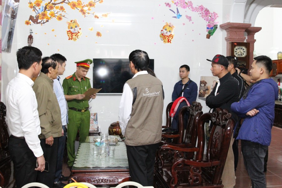 Cơ quan Cảnh sát điều tra Công an tỉnh Nghệ An đọc lệnh khám xét nhà đối tượng Nguyễn Tuấn Anh
