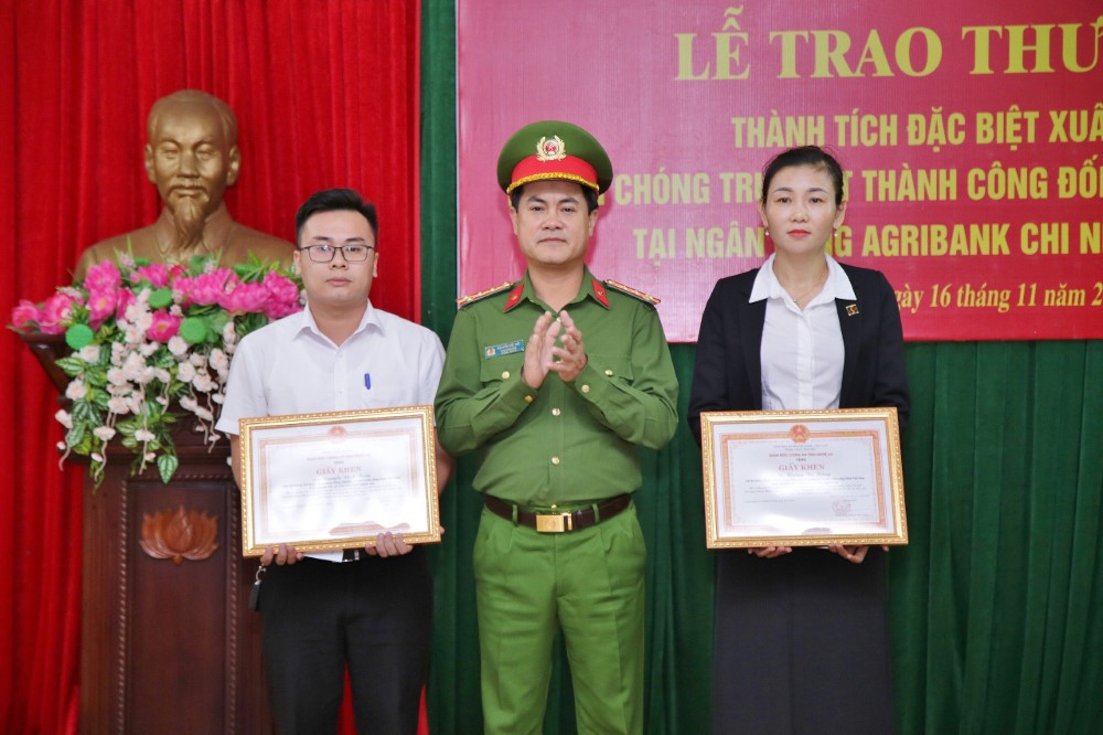 Đồng chí Đại tá Nguyễn Đức Hải, Phó Giám đốc Công an tỉnh trao khen thưởng của Giám đốc Công an tỉnh cho 02 công dân có thành tích xuất sắc trong công tác phòng chống tội phạm.