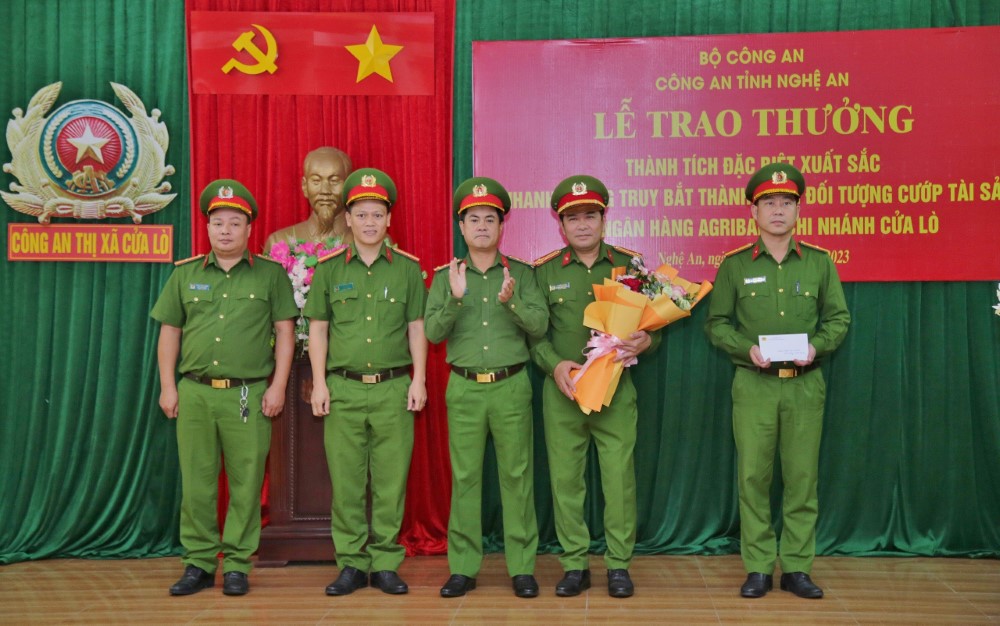 Đồng chí Đại tá Nguyễn Đức Hải, Phó Giám đốc Công an tỉnh trao thưởng Công an Thị xã Cửa Lò
