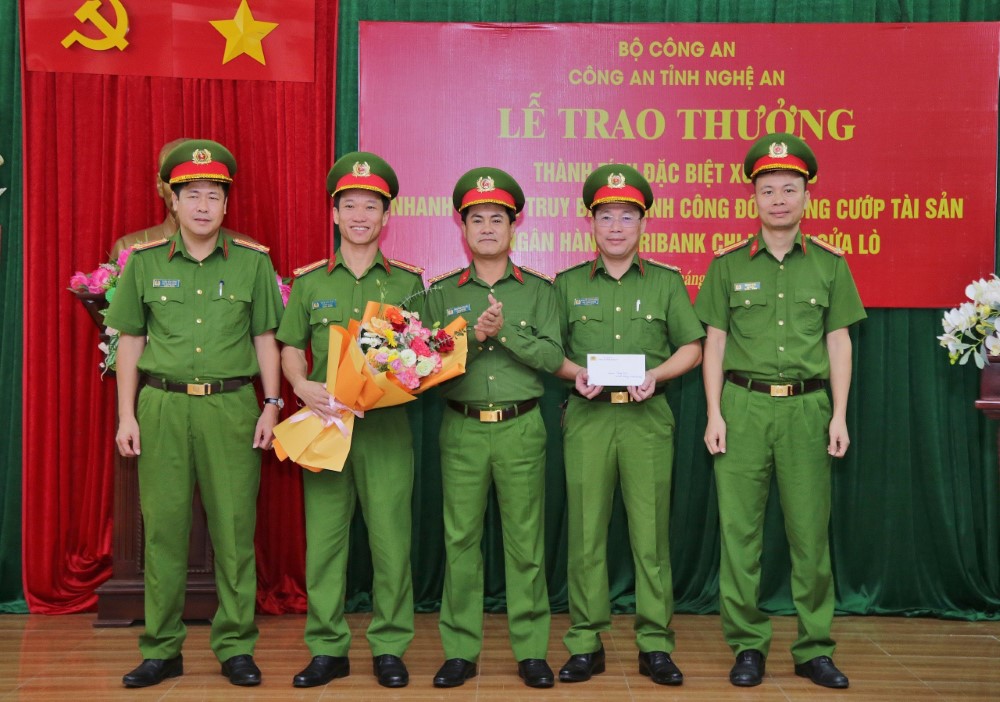 Đồng chí Đại tá Nguyễn Đức Hải, Phó Giám đốc Công an tỉnh trao thưởng Phòng Cảnh sát Hình sự