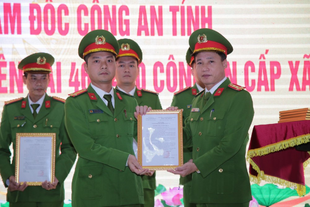 Các đồng chí Phó Giám đốc Công an tỉnh trao quyết định cho các đồng chí được bổ nhiệm điều tra viên ở Công an cấp xã.
