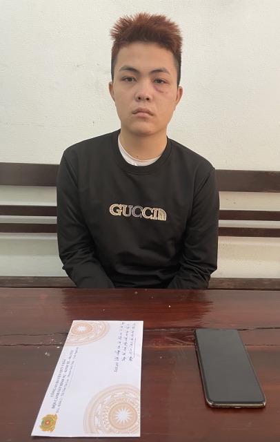 Vi Văn Sáng và tang vật tại cơ quan Công an 