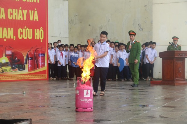    Nghiêm túc và cẩn thận khi được thực hành sử dụng bình chữa cháy xách tay dập tắt đám cháy