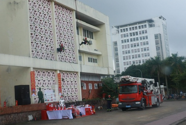   Lực lượng Cảnh sát PCCC &CNCH Công an tỉnh hướng dẫn kỹ năng thoát hiểm trên tầng cao bằng thang dây 