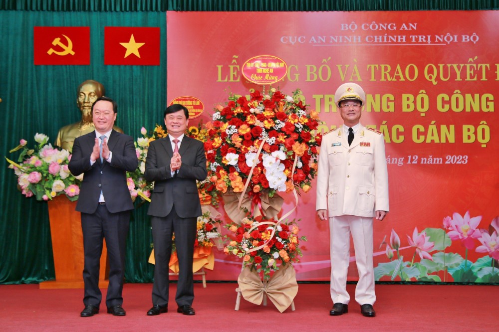 Đồng chí Thái Thanh Quý, Bí thư Tỉnh ủy Nghệ An và đồng chí Nguyễn Đức Trung, Chủ tịch UBND tỉnh Nghệ An tặng hoa chúc mừng đồng chí Thiếu tướng Phạm Thế Tùng