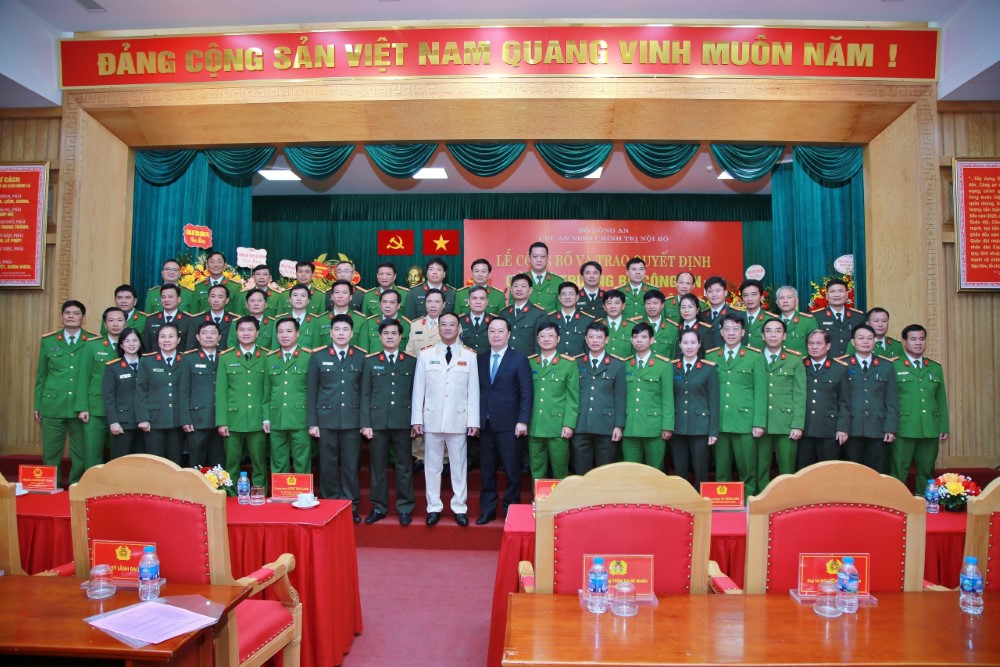     Các đại biểu chụp ảnh lưu niệm