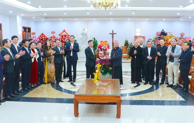 Lãnh đạo tỉnh chúc mừng Tòa Giám mục Giáo phận Vinh nhân dịp Lễ Giáng sinh 2023