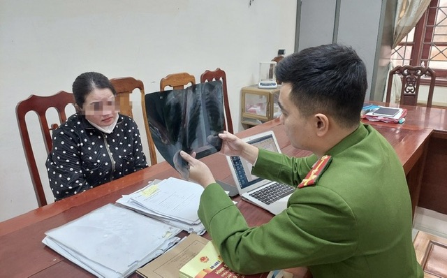 Cán bộ Công an huyện Diễn Châu lấy lời khai đối tượng N.T.H.