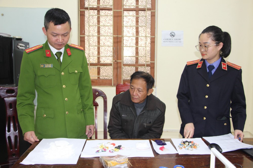Công an huyện Hưng Nguyên phá thành công chuyên án ma túy, bắt 02 đối tượng, thu giữ 1,5 bánh heroin, 200 viên ma túy tổng hợp, 50g ma túy dạng đá