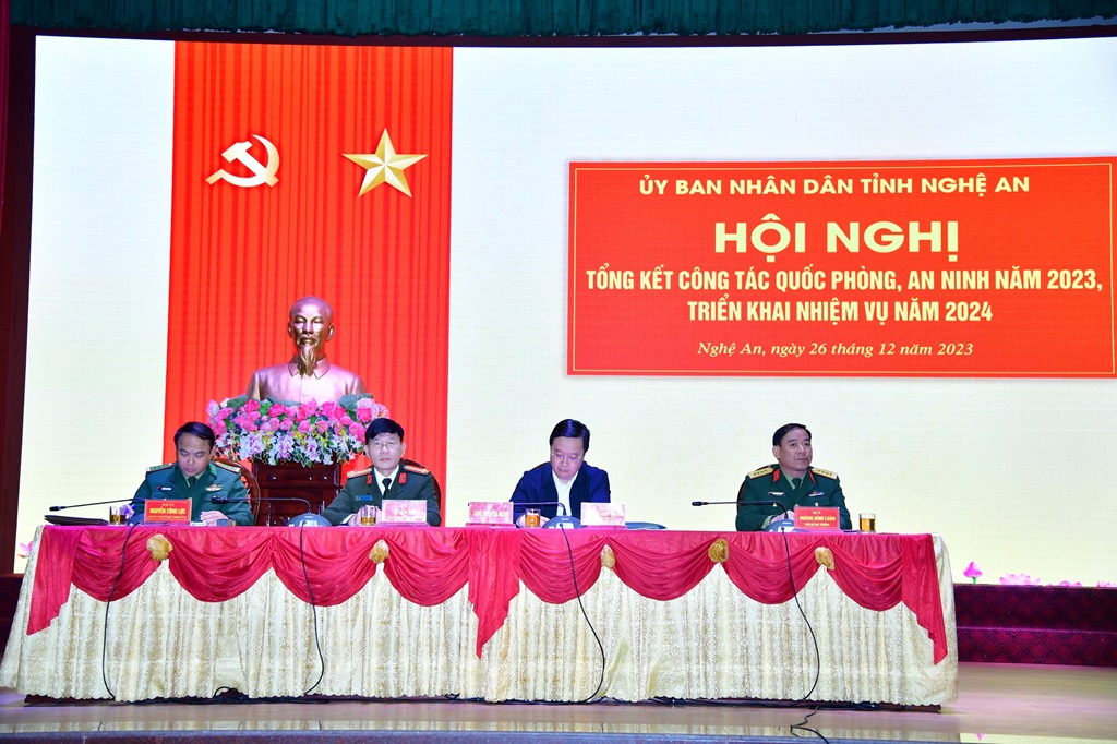 Đồng chủ trì Hội nghị có các đồng chí: Nguyễn Đức Trung - Phó Bí thư Tỉnh ủy, Chủ tịch UBND tỉnh; Đại tá Nguyễn Công Lực - Chỉ huy trưởng Bộ Chỉ huy Bộ đội Biên phòng tỉnh; Đại tá Lê Văn Thái - Phó Giám đốc Công an tỉnh; Đại tá Hoàng Đình Luân - Phó Chỉ huy trưởng Bộ Chỉ huy Quân sự tỉnh. 