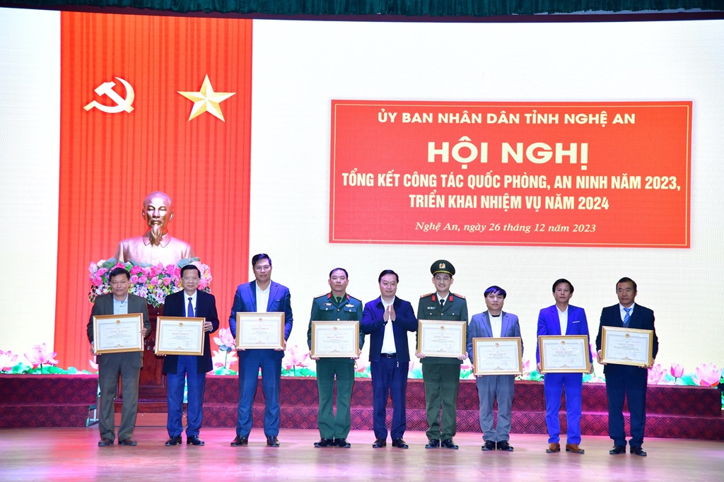 Khen thưởng các tập thể. cá nhân