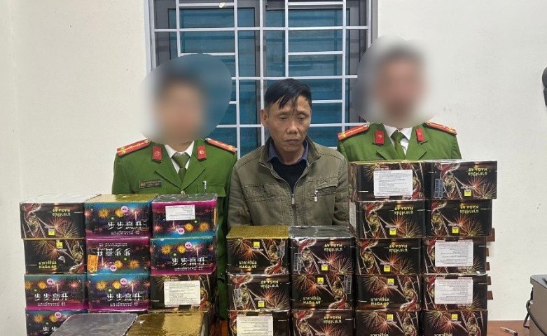 Khởi tố đối tượng vận chuyển trái phép pháo nổ
