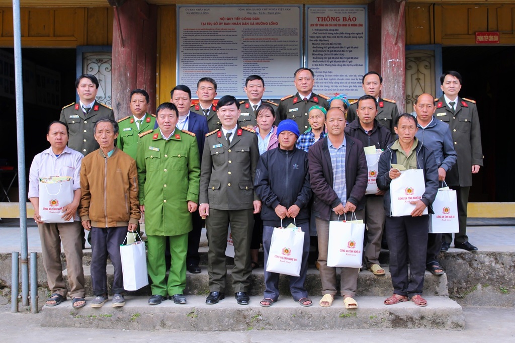 Đoàn công tác Công an tỉnh thăm, chúc tết đồng bào và người có uy tín tại xã Mường Lống 