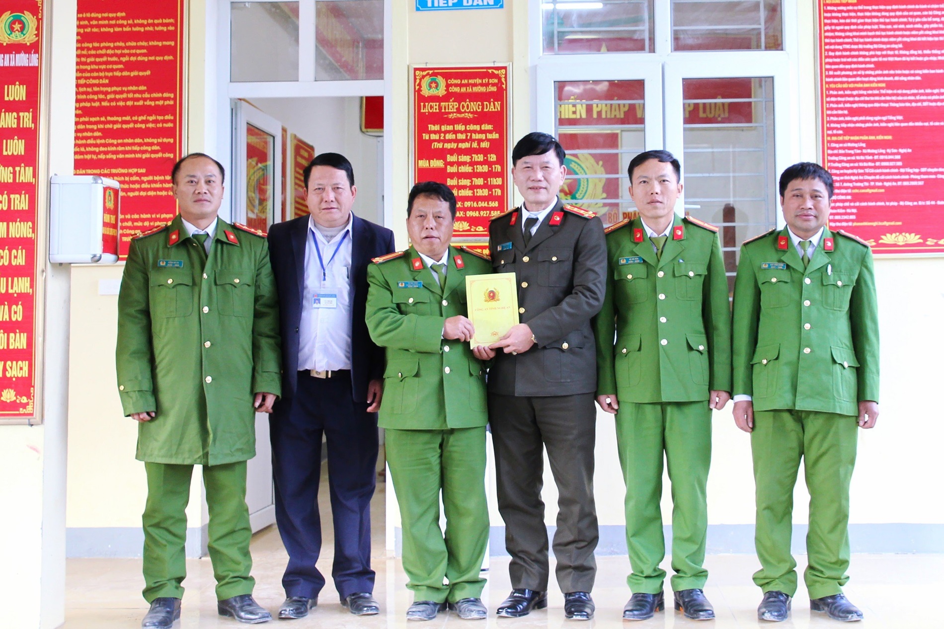 Đồng chí Phó Giám đốc Công an tỉnh thăm, tặng quà Công an xã Mường Lống 