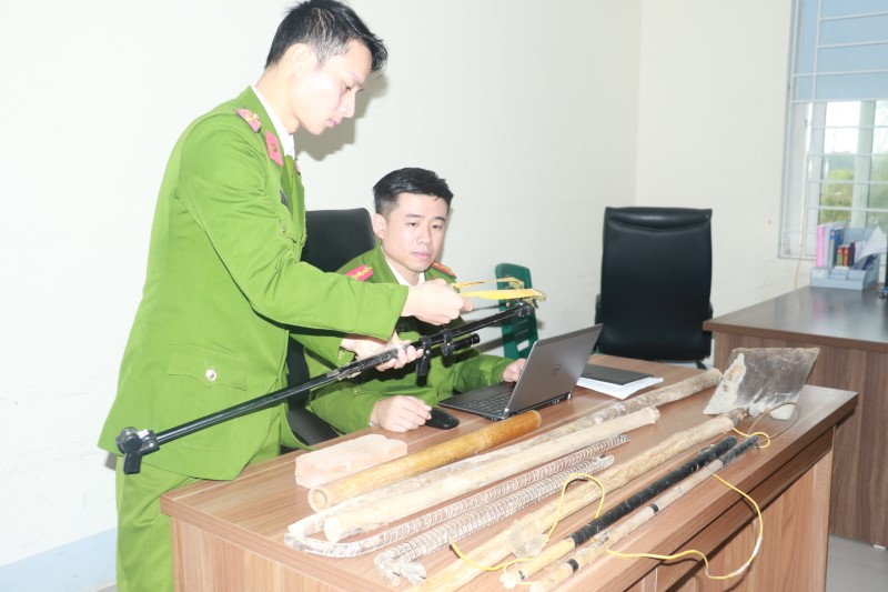 Công an thị xã Hoàng Mai kiểm tra tang vật 