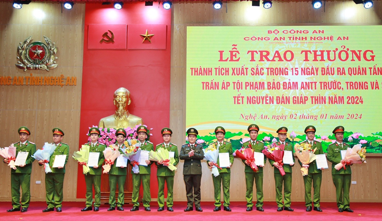 Trao thưởng thành tích xuất sắc trong 15 ngày đầu ra quân tấn công, trấn áp tội phạm