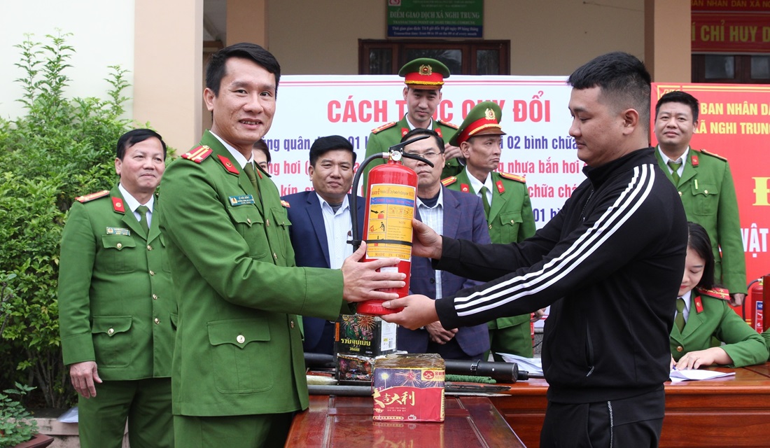 Chương trình đổi vũ khí, vật liệu nổ, công cụ hỗ trợ lấy bình chữa cháy