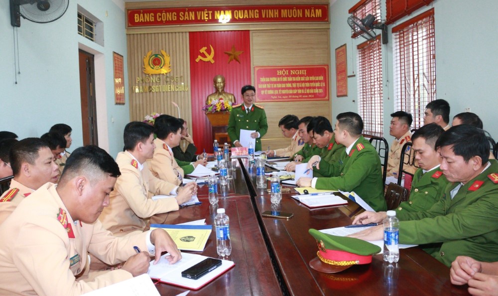 Đồng chí Đại tá Trần Ngọc Tuấn, Phó Giám đốc Công an tỉnh chủ trì Hội nghị