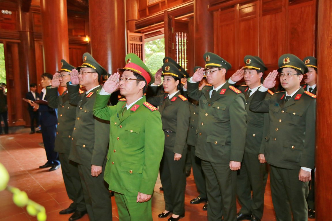 Đoàn công tác bày tỏ lòng biết ơn vô hạn và kính trọng sâu sắc với Chủ tịch Hồ Chí Minh, nguyện mãi mãi học tập và làm theo tư tưởng, đạo đức và phong cách cao đẹp của Người.