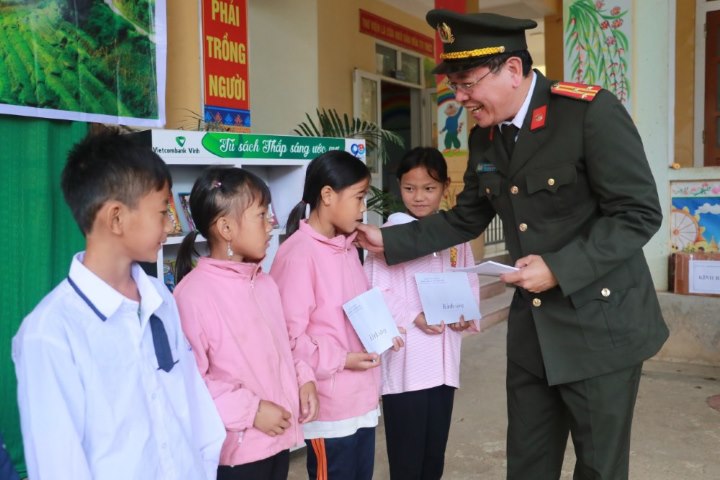 Lãnh đạo Phòng QLXNC trao tặng các phần quà động viên các em học sinh