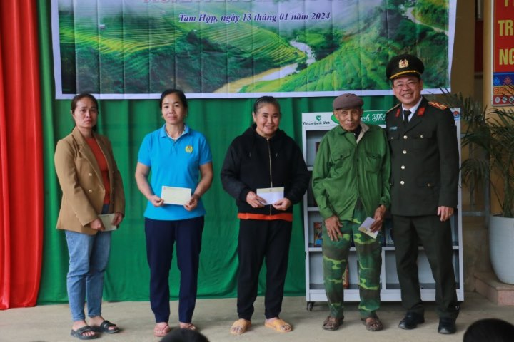 Chia sẻ khó khăn cùng các hộ gia đình