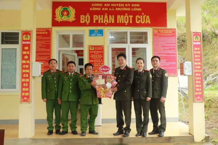 Trao các phần quà  tặng Công an xã Tam Hợp và Công an xã Mường Lống