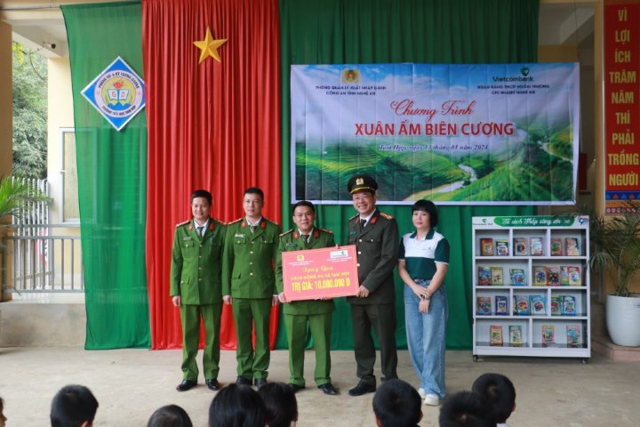 Trao các phần quà  tặng Công an xã Tam Hợp và Công an xã Mường Lống