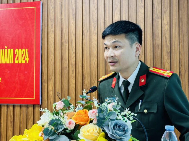 Đồng chí Thượng tá Trần Thiện Giang – Trưởng phòng An ninh mạng và Phòng chống tội phạm sử dụng công nghệ cao phát biểu tại Hội nghị
