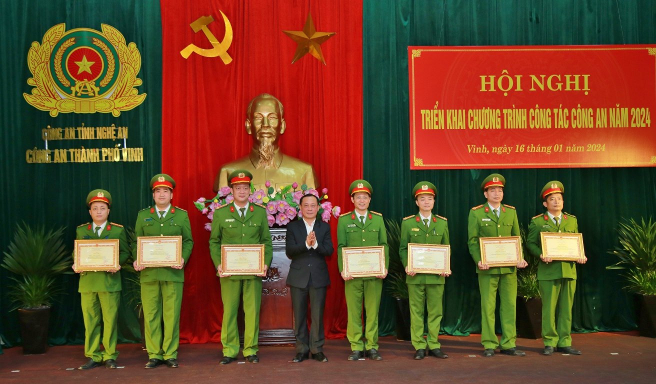 Trao thưởng các tập thể, cá nhân có thành tích xuất sắc trong năm 2023